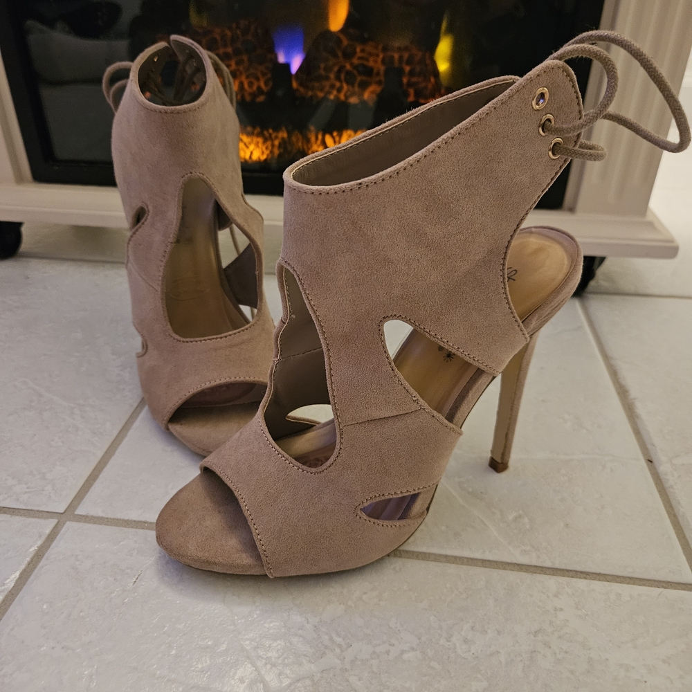 Shoe Dazzle Tan Cutout Heels